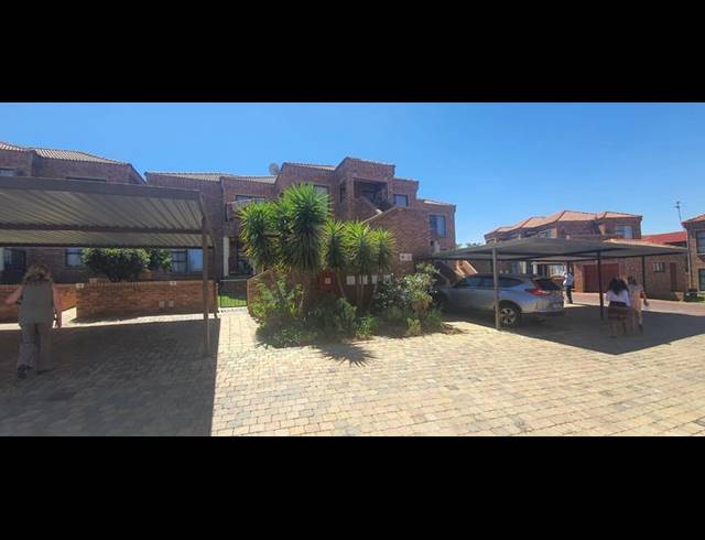 3 BEDROOM TOWNHOUSE FOR SALE IN LIEFDE EN VREDE